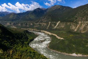 <p>Yarlung Tsangpo snakes across the Tibetan Plateau before flowing into India and Bangladesh (Image: Alamy)</p>