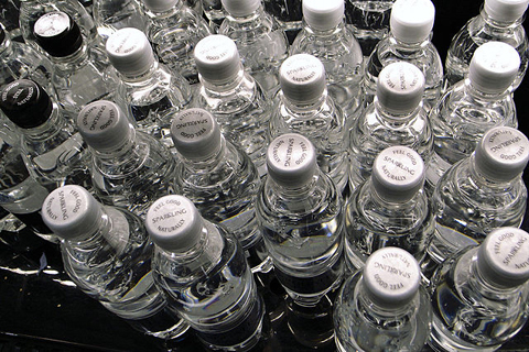 https://cdn.chinadialogue.net/content/uploads/2020/05/20074606/640px-sparkling-bottled-water.jpg