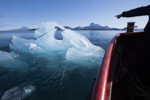 <p>地质学家在格陵兰努克峡湾收集冰块。图片来源：<a href="http://icewatchparis.com/" target="_blank">Ice Watch</a></p>
