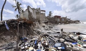 <p>塞内加尔首都达喀尔附近的塑料垃圾。塞内加尔约有三分之二的人口生活在首都达喀尔的沿海地区，这片区域正在受到海平面上升的威胁。图片来源：SEYLLOU/AFP/Getty Images</p>