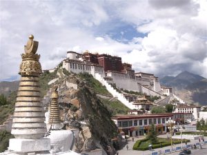 The Potala Palace in Llasa. Days with clear views of the Himalayas are becoming rarer due to the heavy "brown clouds" blowing in (Image by sovietmole)