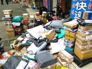 As China's packaging industry booms, the use of some unrecylable materials is adding to environmental problems (Image by weibo)