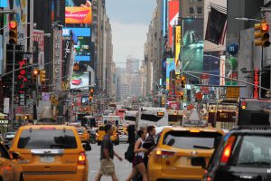 <p>纽约拥堵的交通状况。美国每年温室气体排放总量中有26%都来自交通运输行业。图片来源：<a href="https://pixabay.com/en/in-new-york-city-mass-crowded-taxi-1316639/" target="_blank">Nanira</a></p>