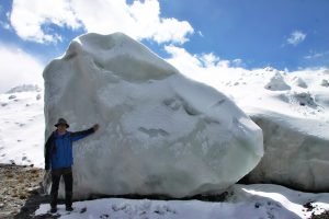 <p>Iceberg on a mountain slope. One of the many chunks of ice left scattered by the Aru Glacier collapse (Image courtesy: Tian Lide, ITPR)</p>