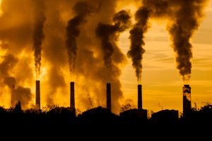 <p>中国碳排放交易体系的启动意味着，约占全球排放量的15％的二氧化碳当量被纳入碳市场管辖。图片来源：<a href="http://www.thinkstockphotos.co.uk/image/stock-photo-factory-plants/186052226/popup?src=history">tumeyes</a></p>