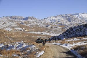 <p>艾娜克铜矿区上的帐篷和阿富汗公共保护部队。图片来源：Franz J Marty</p>