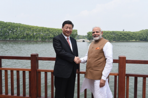 <p>&nbsp;</p> <p>中国国家主席习近平与印度总理纳伦德拉&middot;莫迪在武汉东湖前握手。图片来源：<a href="https://twitter.com/narendramodi">Twitter</a></p>