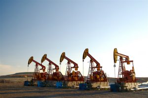 <p>Oil derricks near Karamay, Xinjiang (Image: randomix)</p>