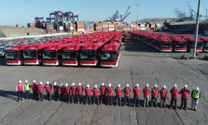 <p>在智利圣地亚，200辆电动公家车整装待发。图片来源：Ministry of Transport</p>