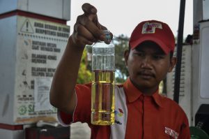 <p>印度尼西亚廖内省一个加油站出售的B30生物柴油。从2020年年初开始，印尼全国强制要求在这种石油基柴油中掺混30%的棕榈油生物柴油。这一比例是目前世界强制性掺混率中最高的。（供图：瓦胡迪/中外对话）</p>