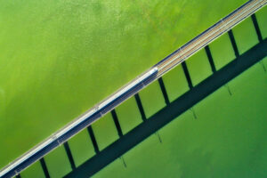 <p>一辆高速列车驶过铁路桥。图片来源：Alamy</p>