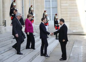 Xi Jinping, Angel Merkel, Jean Claude Juncker and Emmanuel Macron greet on steps