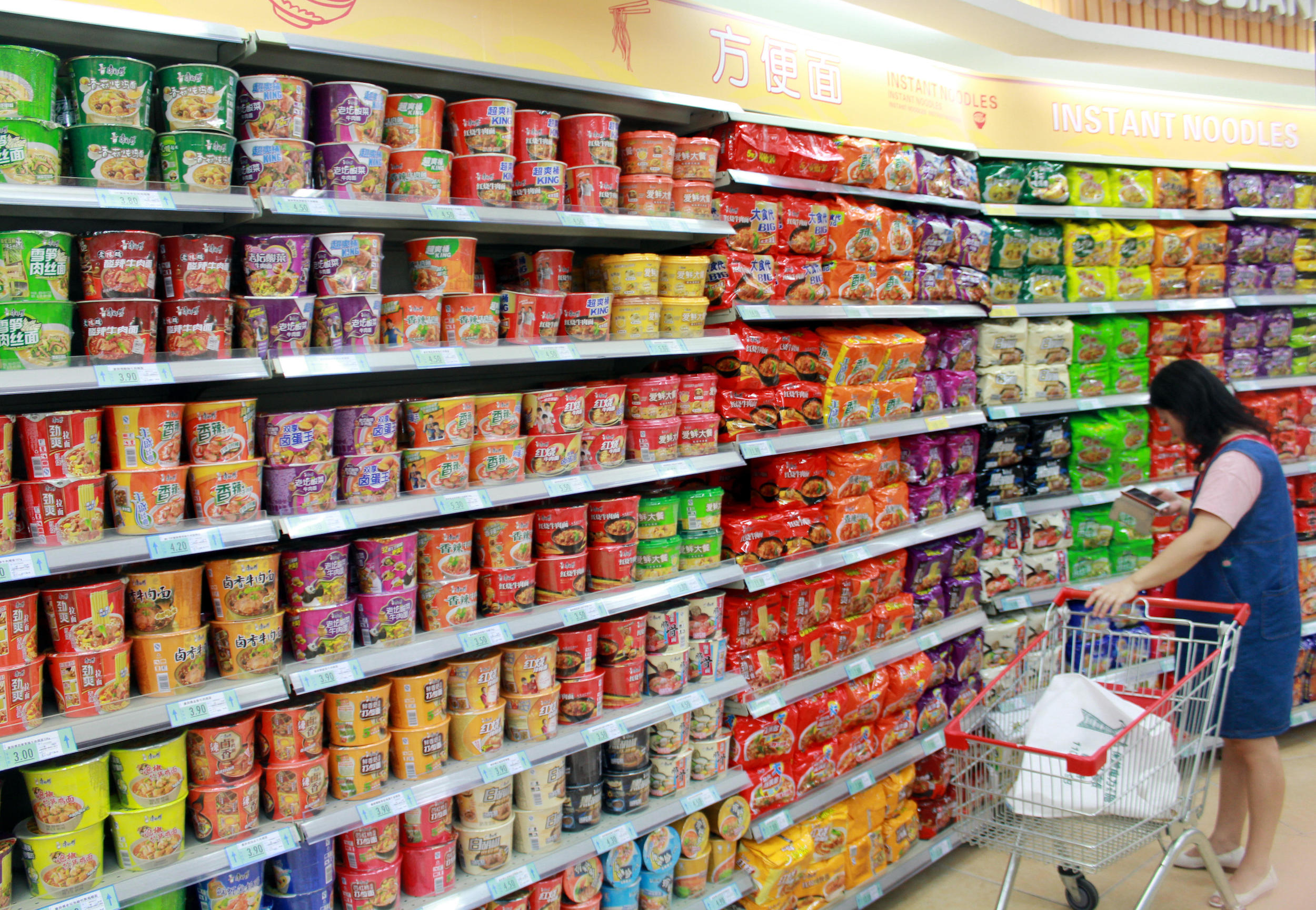 https://cdn.chinadialogue.net/content/uploads/2020/07/06162318/W6K5WP_instant-noodles-at-a-supermarket-in-china_palm-oil.jpg