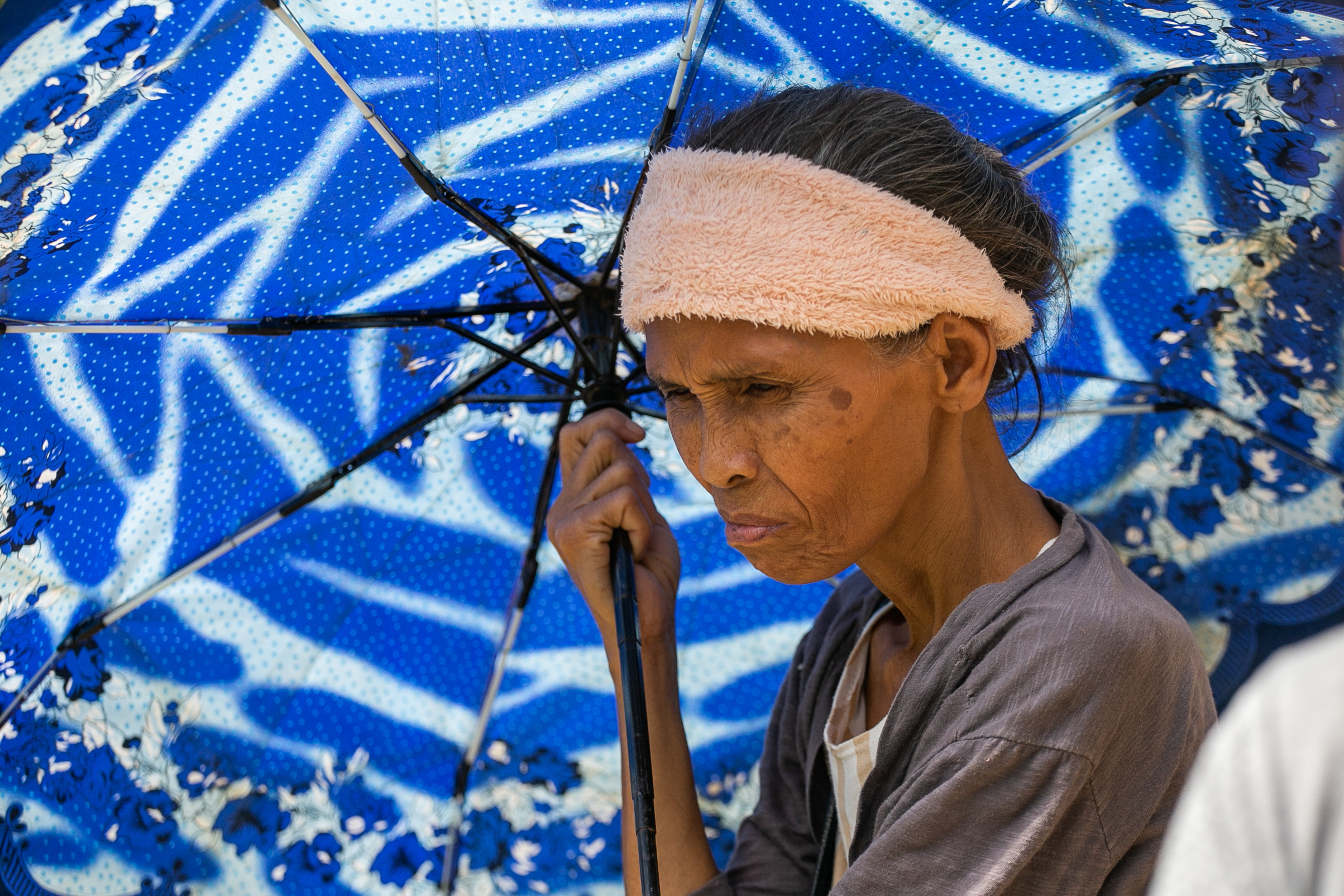 Philippino woman speaking about the Kawila Dam, part of China's belt and road initiative