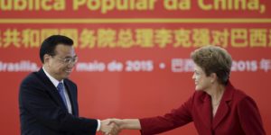 li keqian and dilma rousseff shaking hands