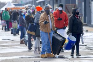 极寒天气导致得州多处停水断电，当地居民排队领取饮用水。图片来源：Mario Cantu/CSM/Sipa USA