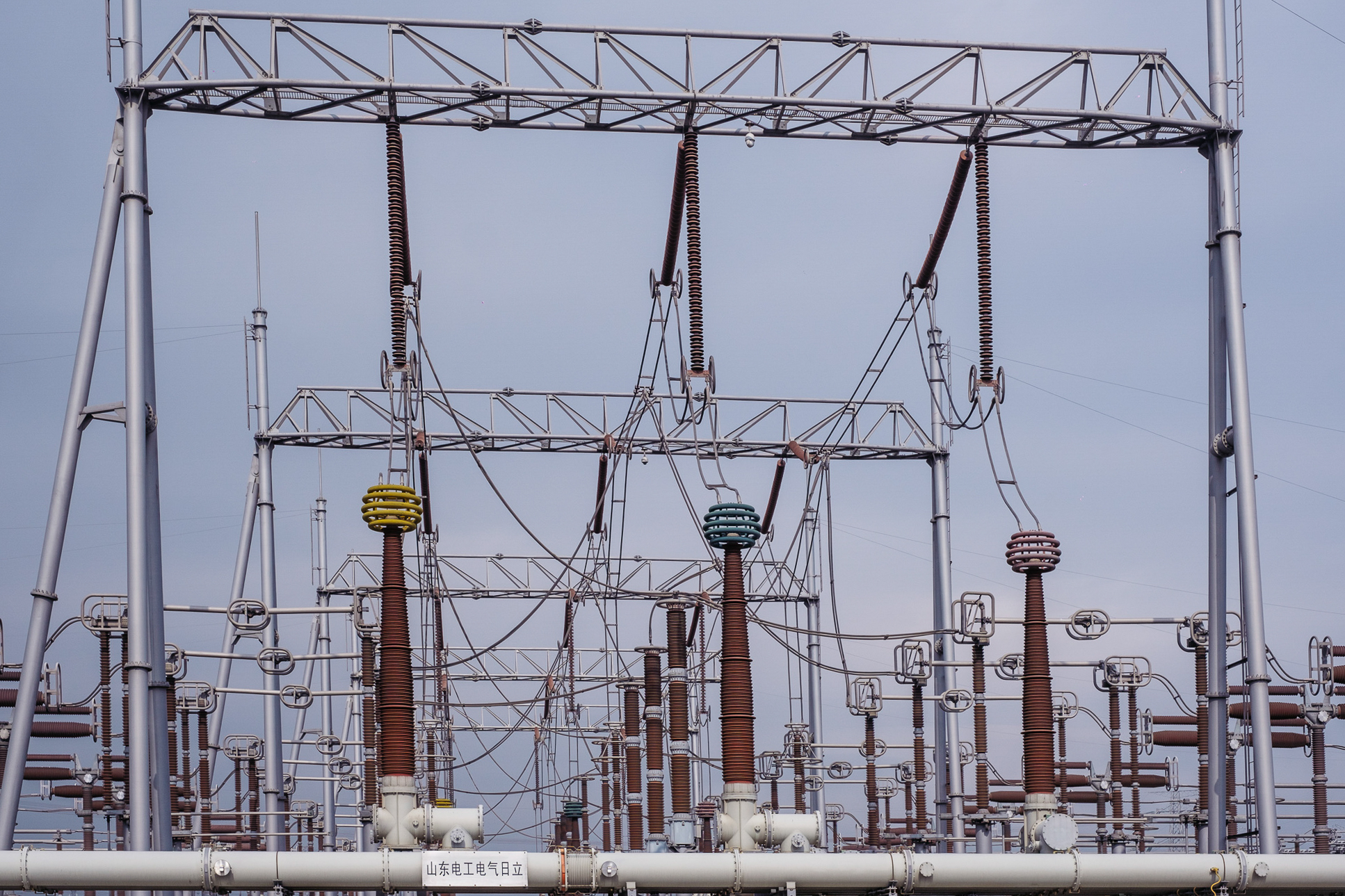 <p>Power lines at Shanghai Fengxian Converter Station in January 2021 (Image: Wu Huiyuan/Sixth Tone)</p>