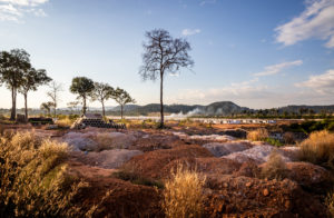 <p>为开发旅游度假区，中国开发商宜佳旅游发展有限公司在柬埔寨云壤国家公园砍伐了大片森林。图片来源：<a href="https://www.rounryphotography.com/">Roun Ry</a> / 中外对话</p>