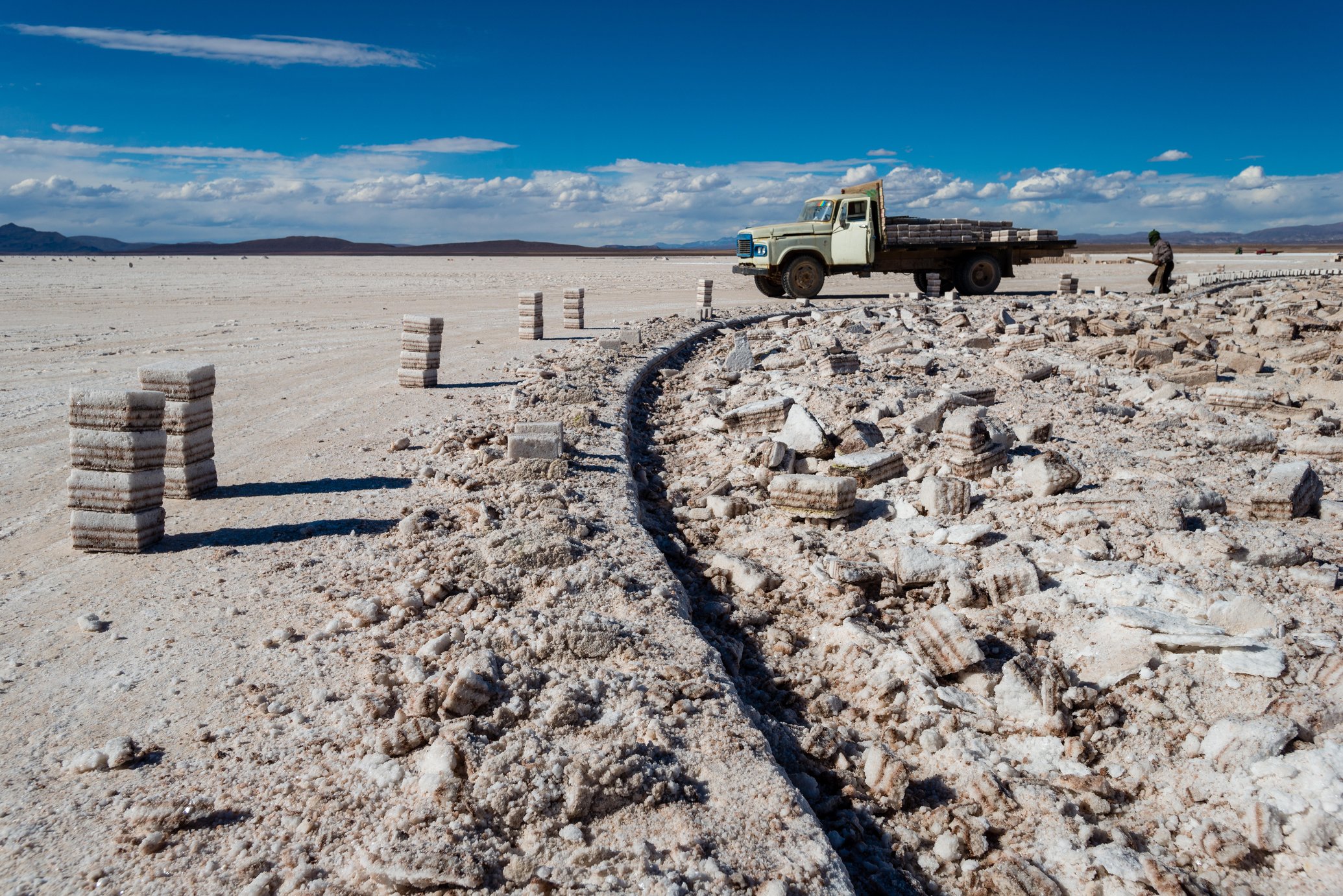 Una camioneta en un lugar de extracción de litio en el Salar de Uyuni, Bolivia.