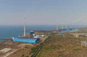 印度尼西亚东爪哇省海边的一家燃煤电厂。 图片来源: Alamy