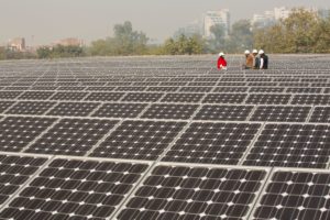 <p>印度德里的一个 1 兆瓦太阳能发电站。太阳能将成为印度实现2070 年碳中和目标计划的重要组成部分。图片来源：Ashley Cooper/Alamy</p>