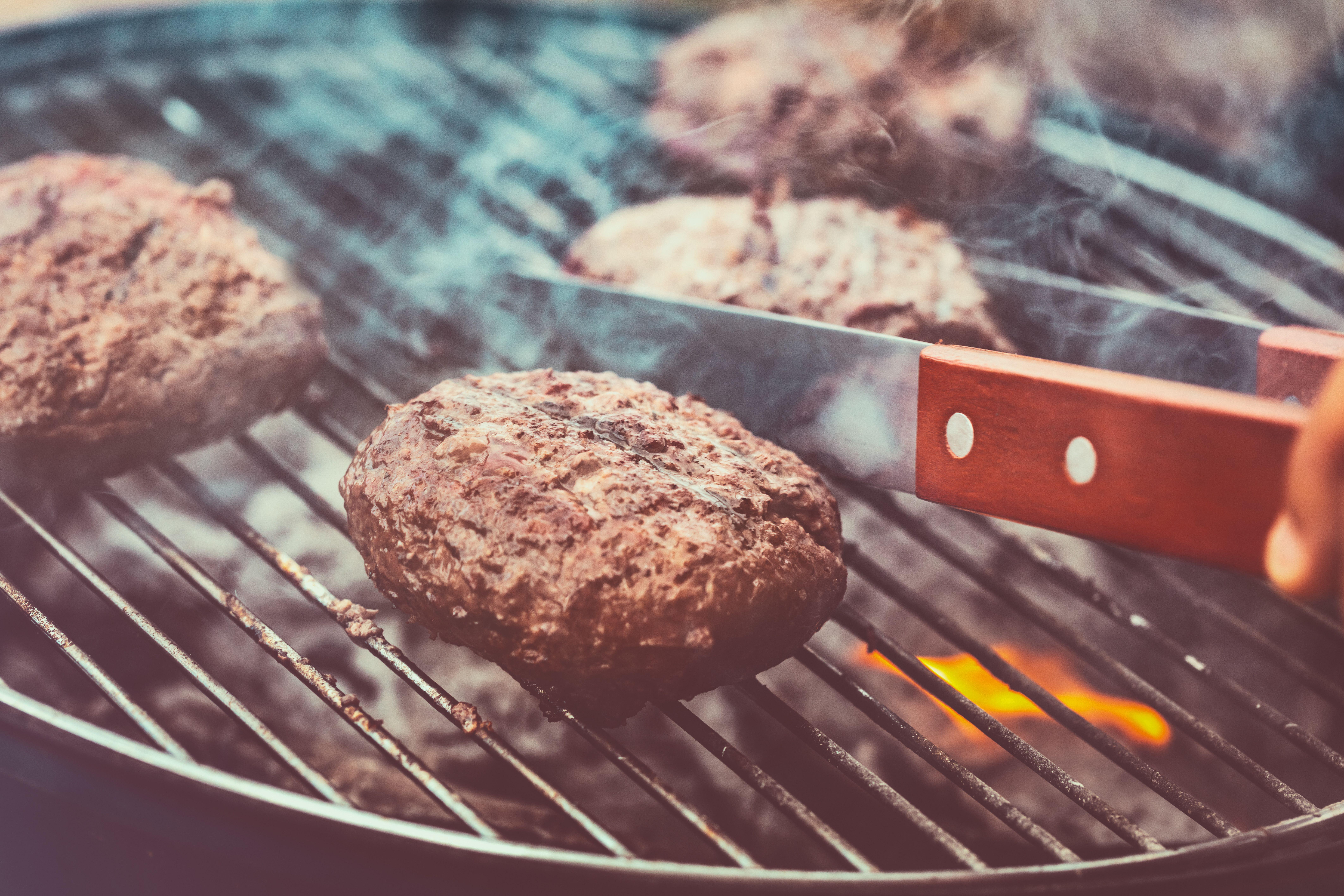 Barbecuing a plant-based burger (Image: Panther Media GmbH / Alamy) 