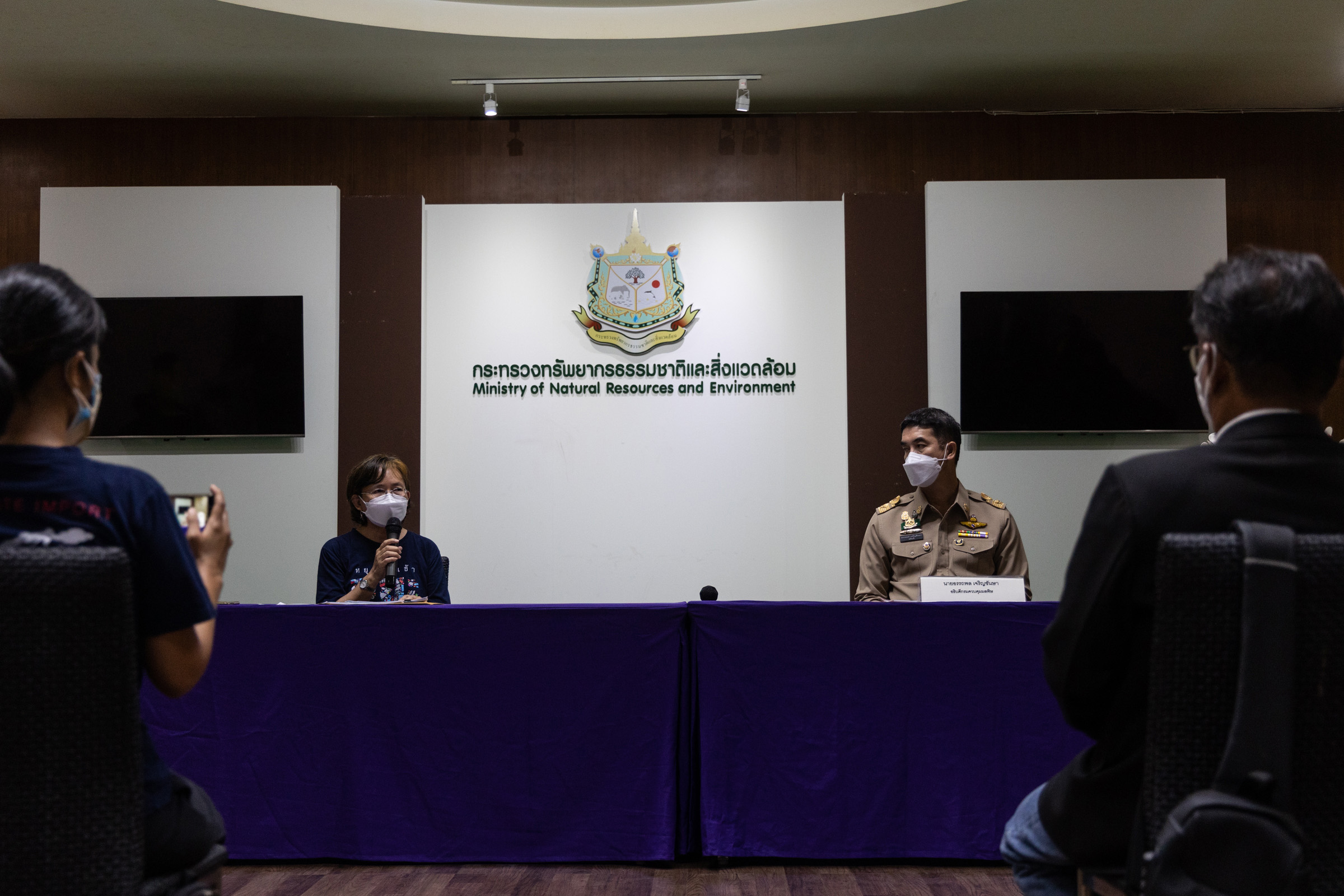 Penchom Saetang, Director of the non-governmental organization Ecological Alert Recovery - Thailand (EARTH) (left) and Attaphon Charoenchansa, Director-General of the Pollution Control Department (right) attend a meeting with the Association of Saleng at the Ministry of Natural Resources and Environment.