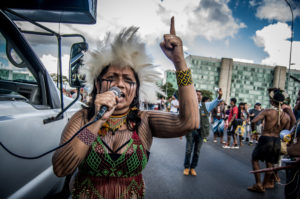 <p>2019年，土著居民领袖娜拉·巴雷（Nara Baré）开始了欧洲之旅，谴责针对巴西土著居民和环境的种种暴力行为。(图片来源：<a href="https://media.greenpeace.org/archive/Indigenous-leader-Nara-Bare-27MZIFJ8YW65M.html">Midia Ninja</a>, <a href="https://creativecommons.org/licenses/by-sa/4.0/">CC BY-SA 4.0</a>)</p>