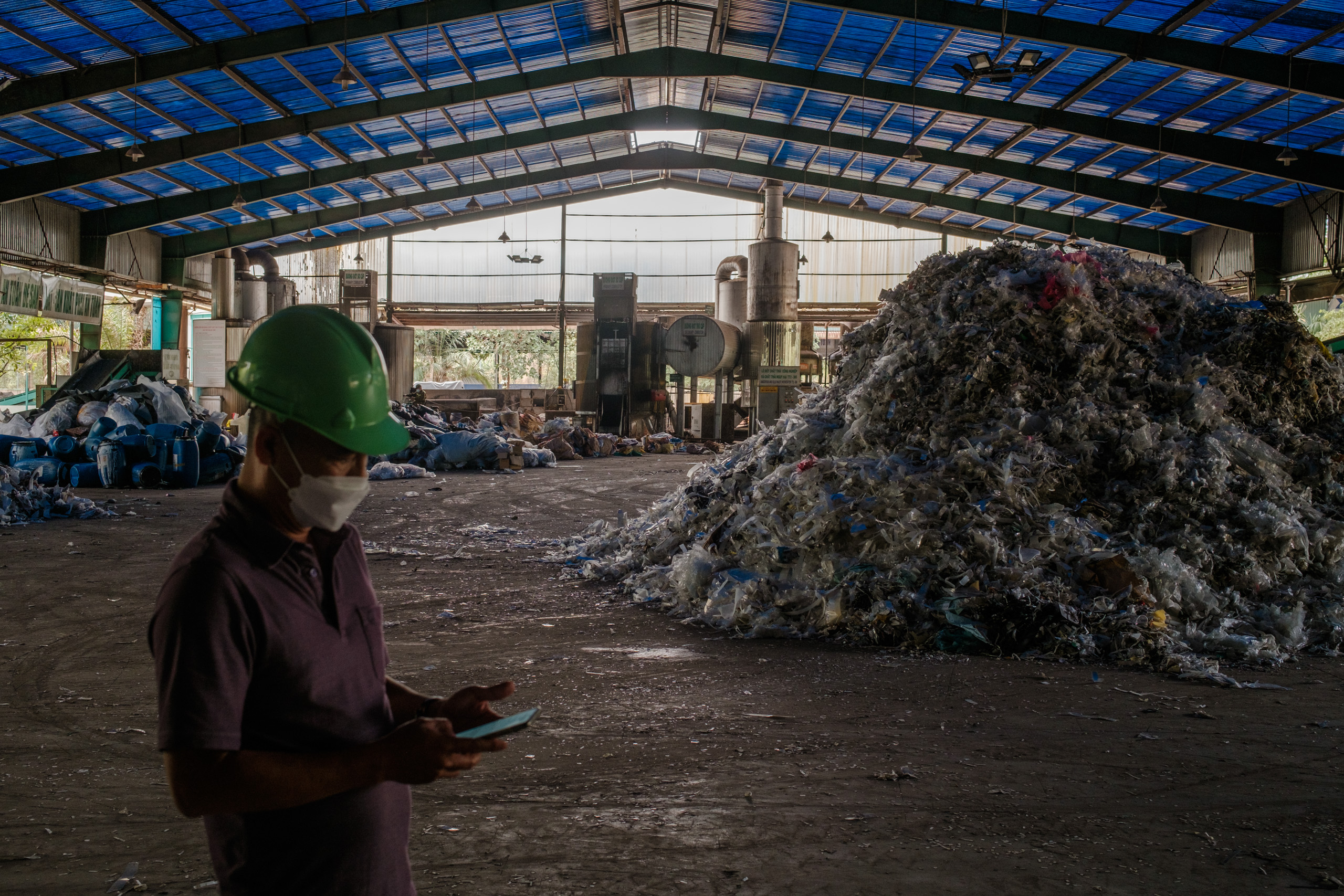 Rác thải nhựa có giá trị thấp tích tụ ở Thanh Tùng 2 trước khi được chuyển thành ván bằng phương pháp tái chế nhựa cải cách (Ảnh: Jack Rose / China Dialog)