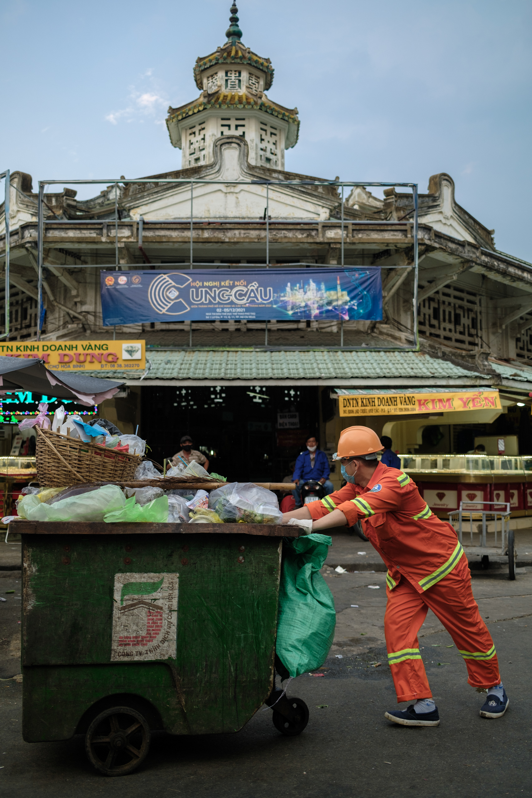 Một người thu gom rác thải đô thị ở TP.