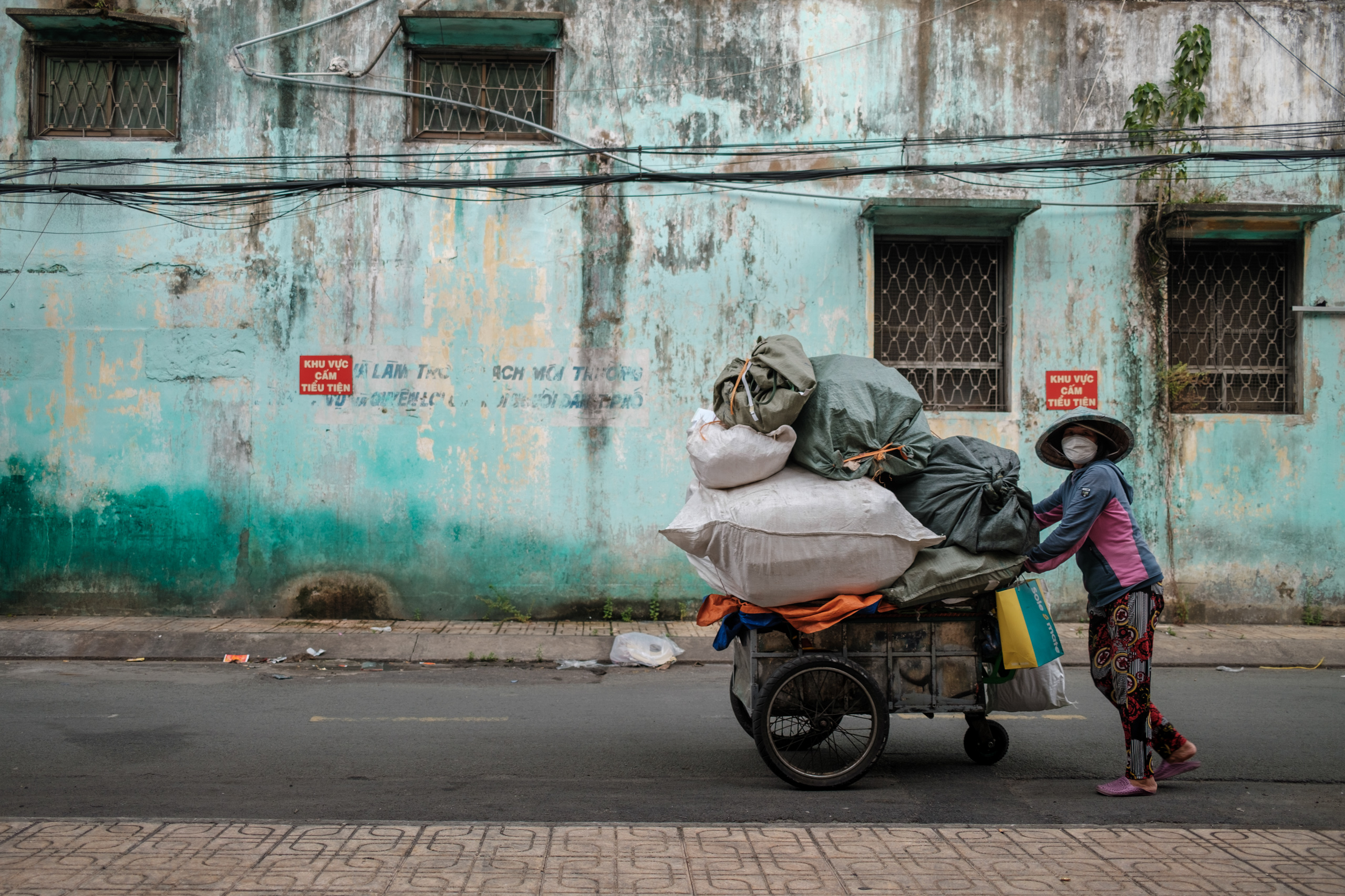 Một người thu gom rác phi chính thức mang vật liệu có thể tái chế đến trung tâm xử lý ở Thành phố Hồ Chí Minh