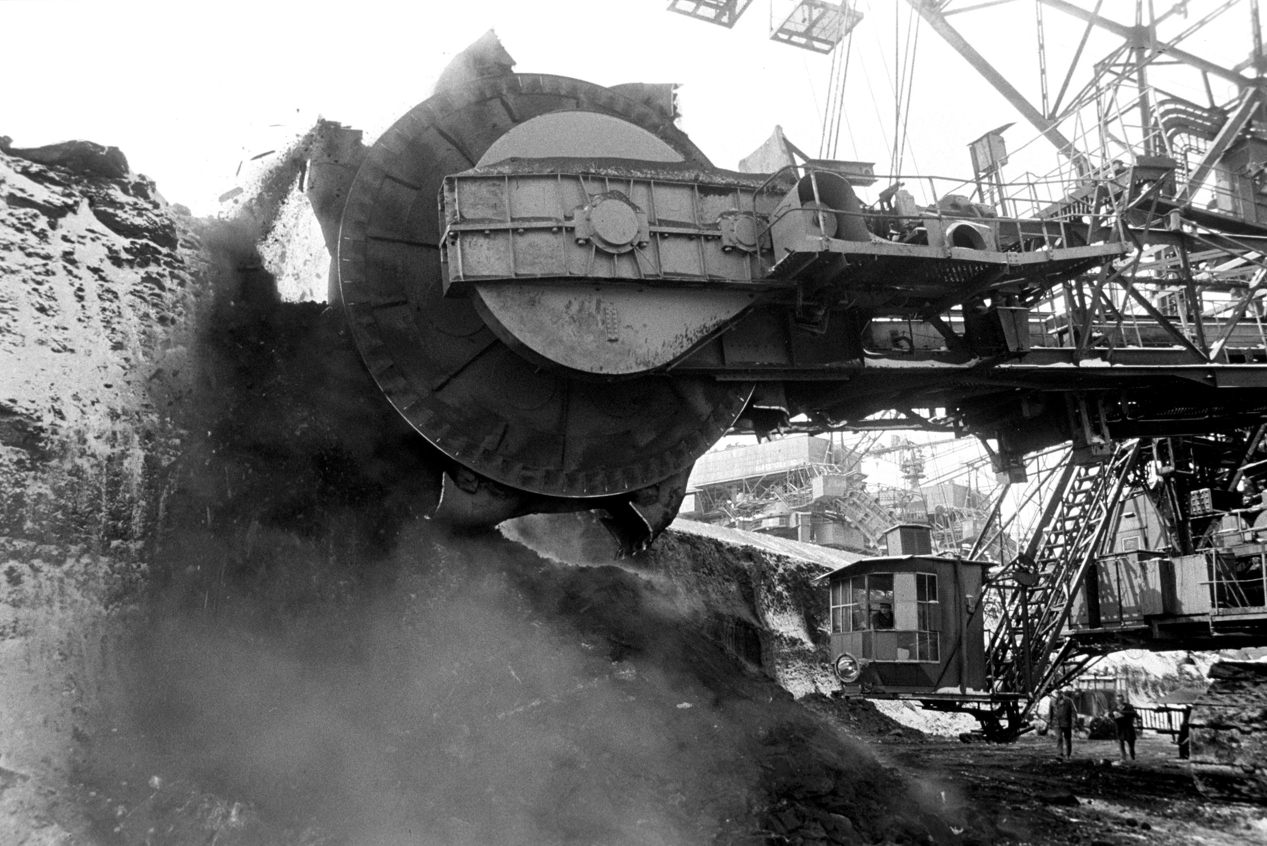 Clinking cold in brown coal open-cast Schlabendorf-Sud in the former GDR district of Cottbus (Brandenburg) on New Year's Day 01.01.1979
