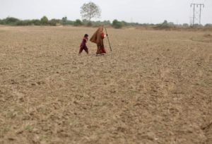 <p>印度古吉拉特邦（Gujarat），因为村子缺水，一名妇女带着孩子迁徙到别的地方。图片来源：Alamy</p>