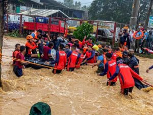 <p>Rescuing people from the Filipino city of Cagayan de Oro after Typhoon Rai in December 2021. The inquiry by the Philippines Commission on Human Rights was driven by local NGOs and citizens, many of whom were typhoon survivors. (Image: Alamy)</p>