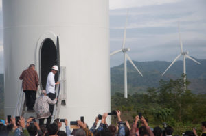 <p>Indonesian President Joko Widodo inaugurates the Sidrap wind farm in South Sulawesi. Despite rhetoric and targets on speeding up the country’s energy transition, a large proportion of overseas finance has continued to go to fossil fuel projects. (Image: Yermia Riezky Santiago / Alamy)</p>