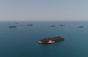 <p>停泊在印尼东爪哇派顿（Paiton）热电站附近海域的运煤船。印尼是中资煤电站项目数量最多的国家，但如果中国兑现其停止新建境外煤电项目的承诺，印尼许多煤电项目恐会取消。图片来源：Alexey Kornylyev / Alamy</p>