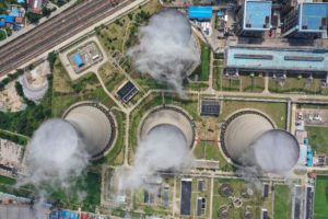<p>江苏淮安一个发电厂的俯视图。图片来源: Dongxu Fang / Alamy</p>