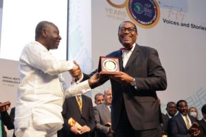 <p>在加纳首都阿克拉举行的2022年非洲开发银行年会上，加纳财政部长肯尼思·奥弗里·阿塔（左）向非洲开发银行行长阿金武米·阿德西纳赠送纪念章。图片来源：Alamy</p>