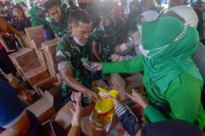 <p>People buy cooking oil in Palu at a basic goods market, set up by the Sulawesi authorities, on 26 April 2022. To try and secure domestic supply, Indonesia would ban palm oil exports from 28 April to 19 May. (Image: Pacific Press / Alamy)</p>