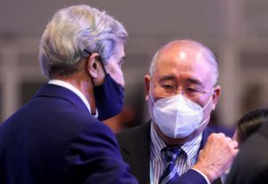 <p>US and China climate envoys, John Kerry and Xie Zhenhua, talk at the UN Climate Change Conference, COP26, in Glasgow (Image: Alamy)</p>