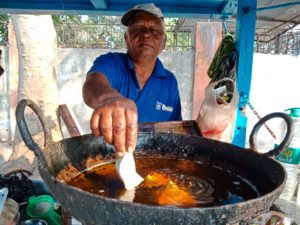 <p>A man fries samosas in a large pan of oil in India. Palm oil is relatively inexpensive but its health benefits are contested. (Image: Alamy)</p>