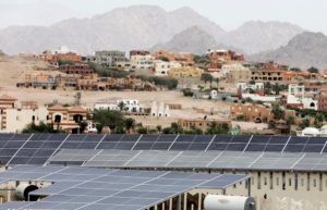 <p>COP27主办城市沙姆沙伊赫一家酒店屋顶上的太阳能电池板。图片来源：Mohamed Abd El Ghany / Alamy</p>