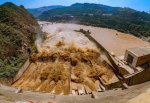 <p>黄河上的三门峡大坝在洪峰期间泄洪。图片来源：Alamy</p>