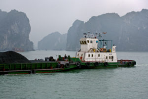 <p>越南下龙湾的一艘运煤驳船。图片来源：Craig Lovell / Alamy</p>