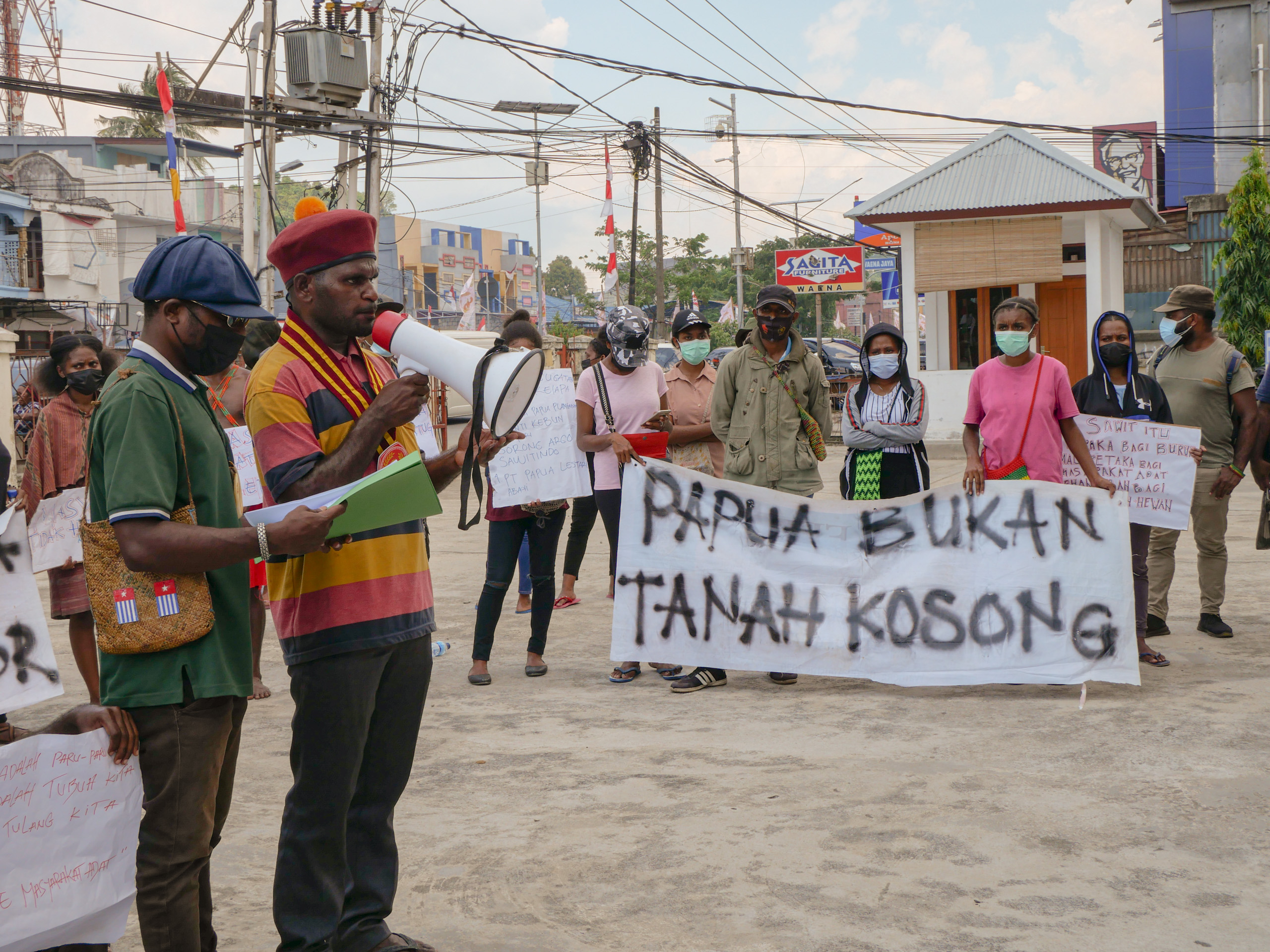  a coalition of indigenous groups demonstrate in support of Johny Kamuru