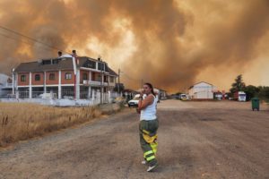 <p>今年7月，西班牙西北部地区发生严重山火。随着气候变化的影响日益显现，新的研究认为当下的碳排放所造成的未来代价远高于此前的估算。图片来源：Isabel Infantes / Alamy</p>