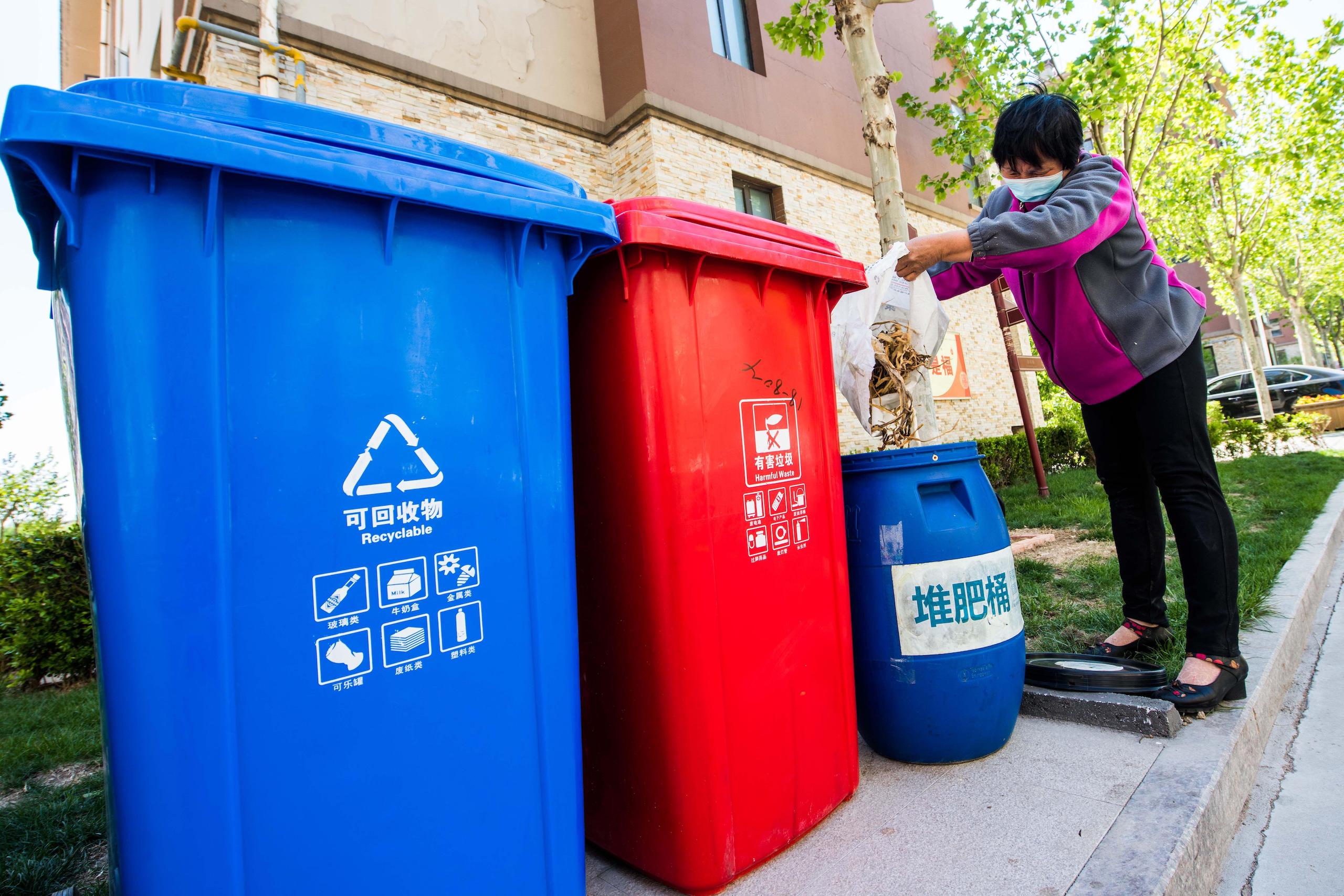 Residents Put Kitchen Waste Into Composting Bins In Shangdong China 2EK0KPH 
