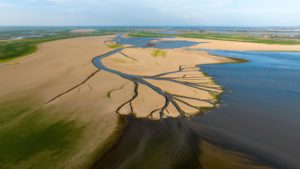 <p>2022年8月，鄱阳湖南昌进贤段水域裸露的滩涂。图片来源：Cynthia Lee / Alamy</p>
