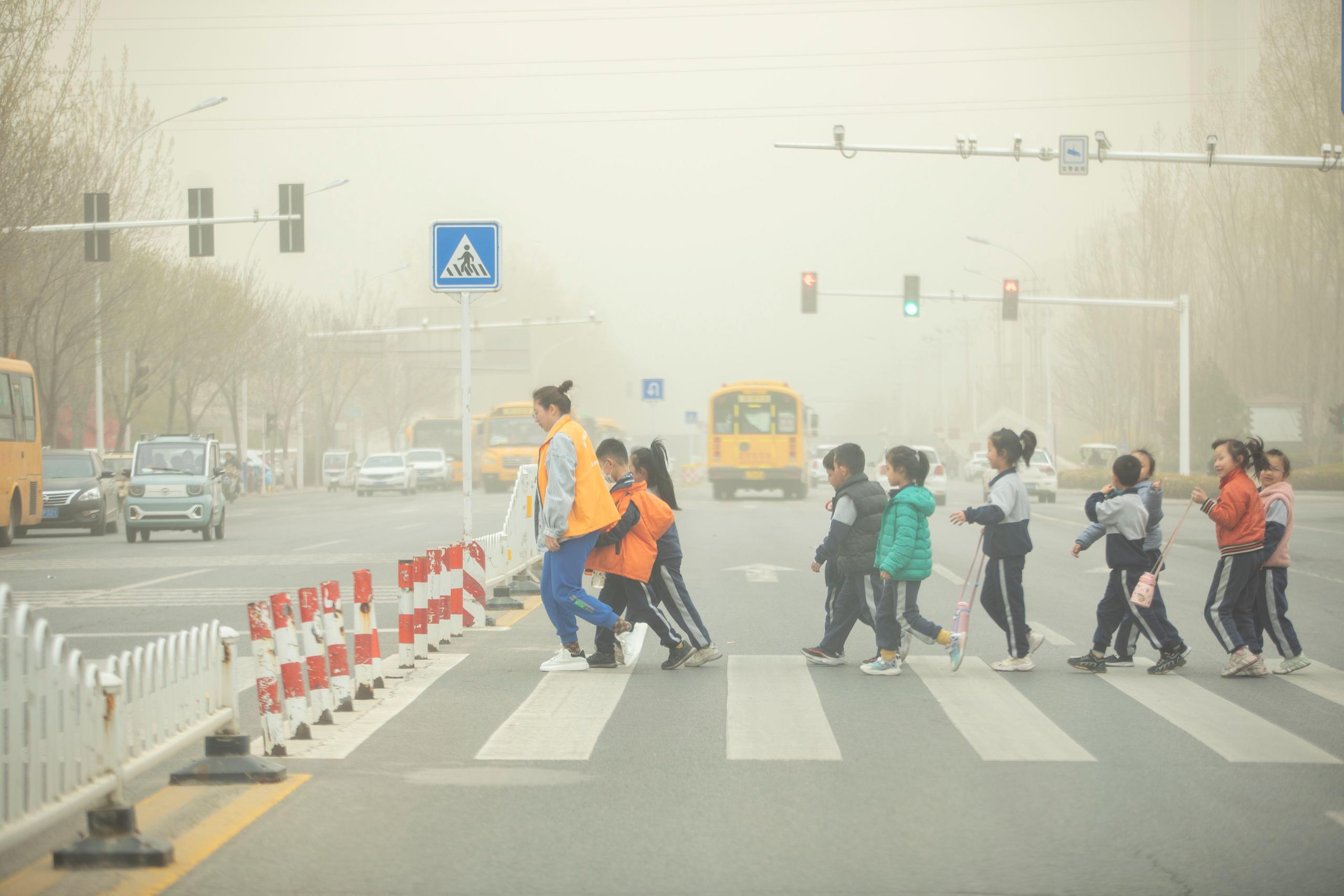 <p>March 22, 2023, School students cross a road during a sandstorm in Binzhou, Shandong province (Image: Cynthia Lee / Alamy)</p>“></p>



<p class=