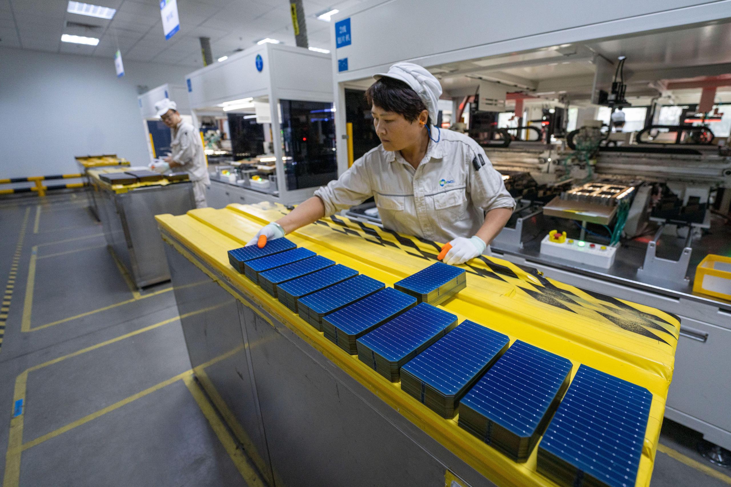 Pracownik fabryki paneli słonecznych w Chinach